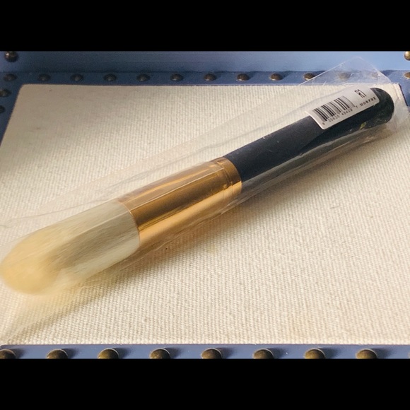 Morphe R1 Deluxe Pointed Powder Brush - Picture 2 of 5